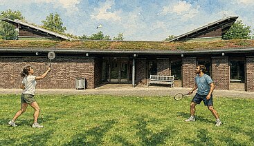 Ein Paar spielt Badminton auf der Wiese vor dem Backsteingebäude mit begrüntem Dach.